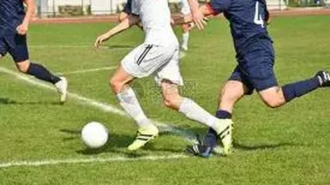 独家揭秘：曼联紧急待定谢什科伤势，未来转会动向或与齐尔克泽谈判再启！