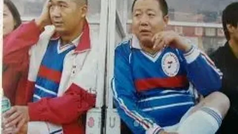 《国脚借款未果怒斥球迷，中国足球圈惊现惊人一幕！》