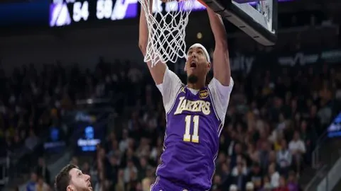 “周日002意甲赛事预测：威尼斯与罗马巅峰对决”